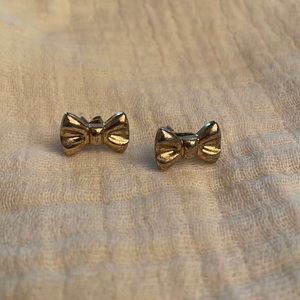Gold tone bow studs
